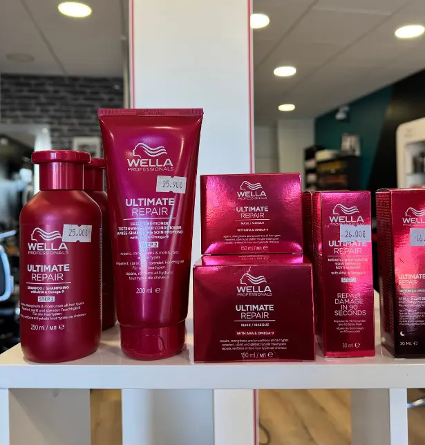 Assortiment de produits pour l'embellissement des cheveux de la gamme "ULTIMATE REPAIR" par la marque WELLA
