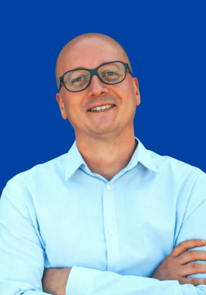 Profilbild von Niko Emran mit blauem Hintergrund