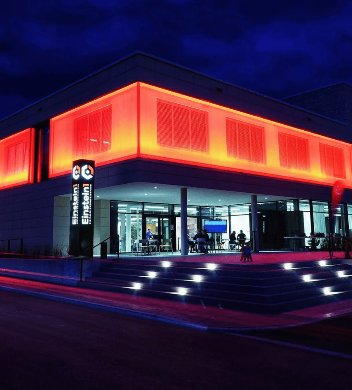 Einstein1 Digitales Gründerzentrum bei Nacht beleuchtet