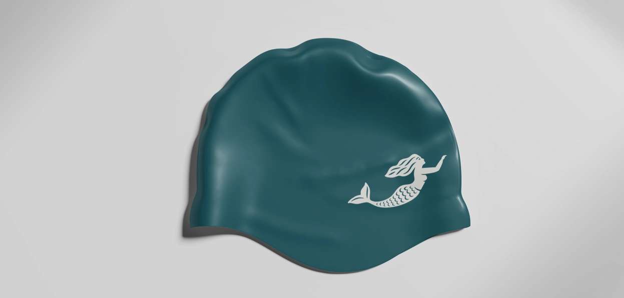 Mockup d'un bonnet de bain Yaku Swim, avec sa nouvelle identité visuelle