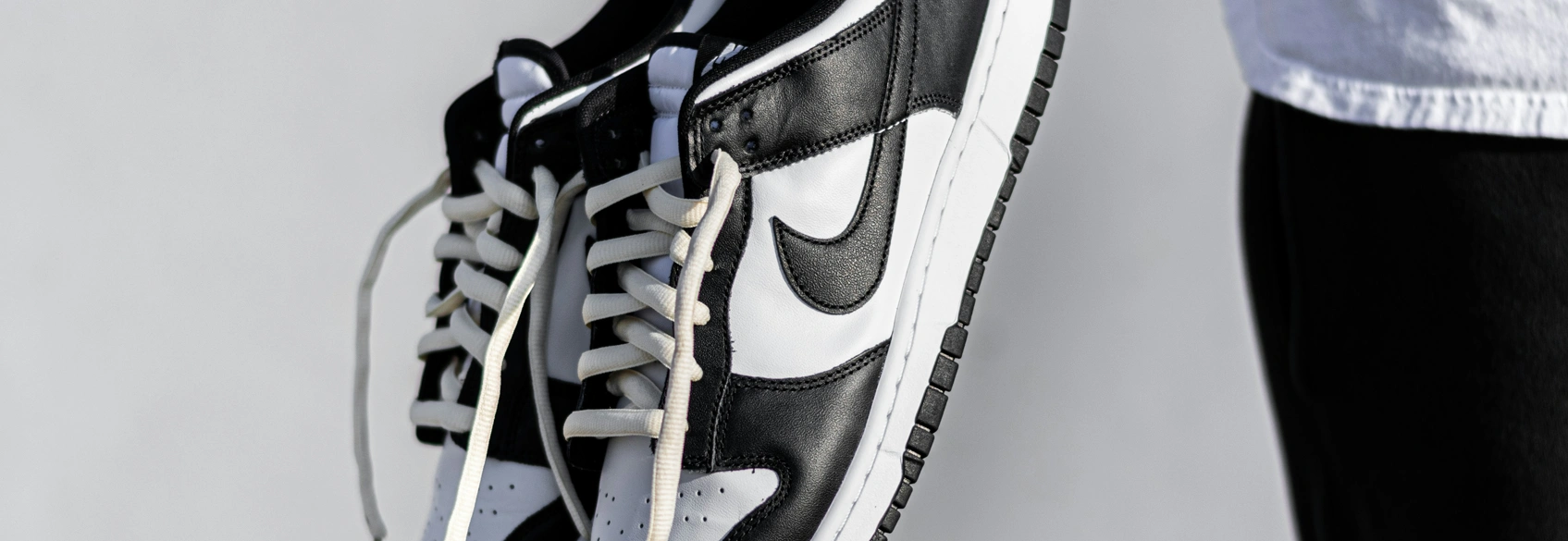 Photographie d'une paire de Nike pour illustrer l'intérêt de The Good Moov pour la vente de sneakers