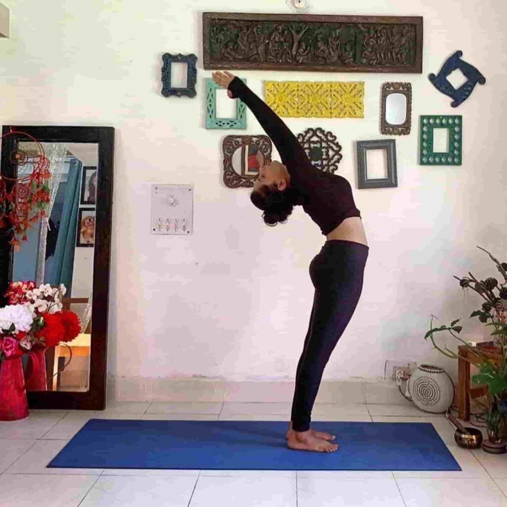 urdhva-hastasana-upward-salute-or-palm-tree-pose-1024x1024.jpg
