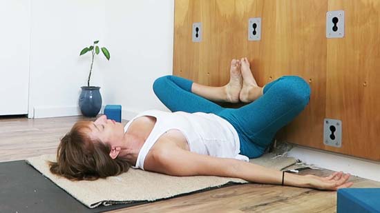 10-minute-up-the-wall-restorative-yoga-4.jpg