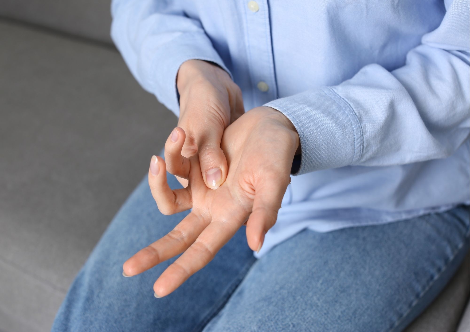 Finger curls to prevent the fingers from locking.