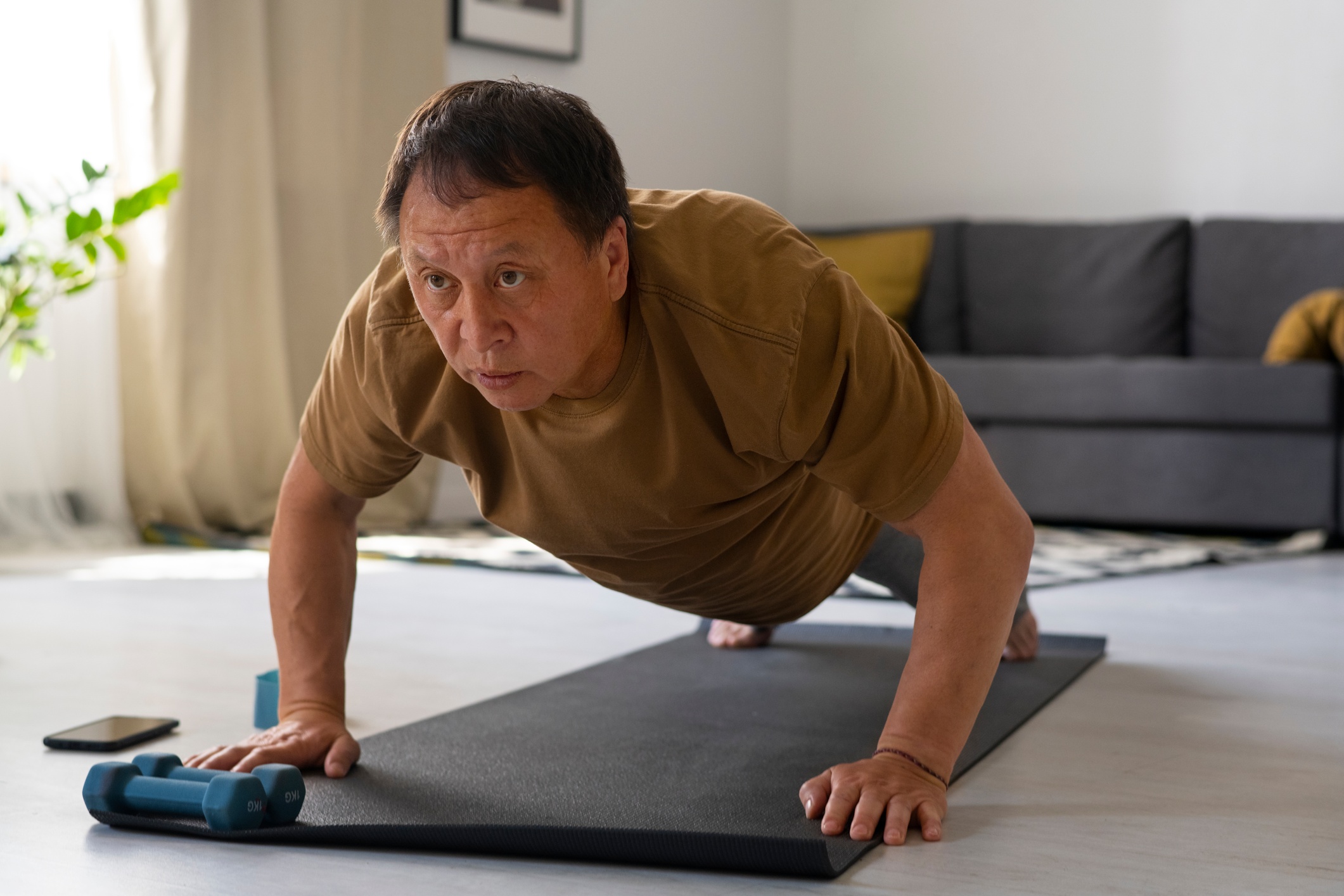 A man doing live 1-on-1 session under guidance of a fitness coach.
