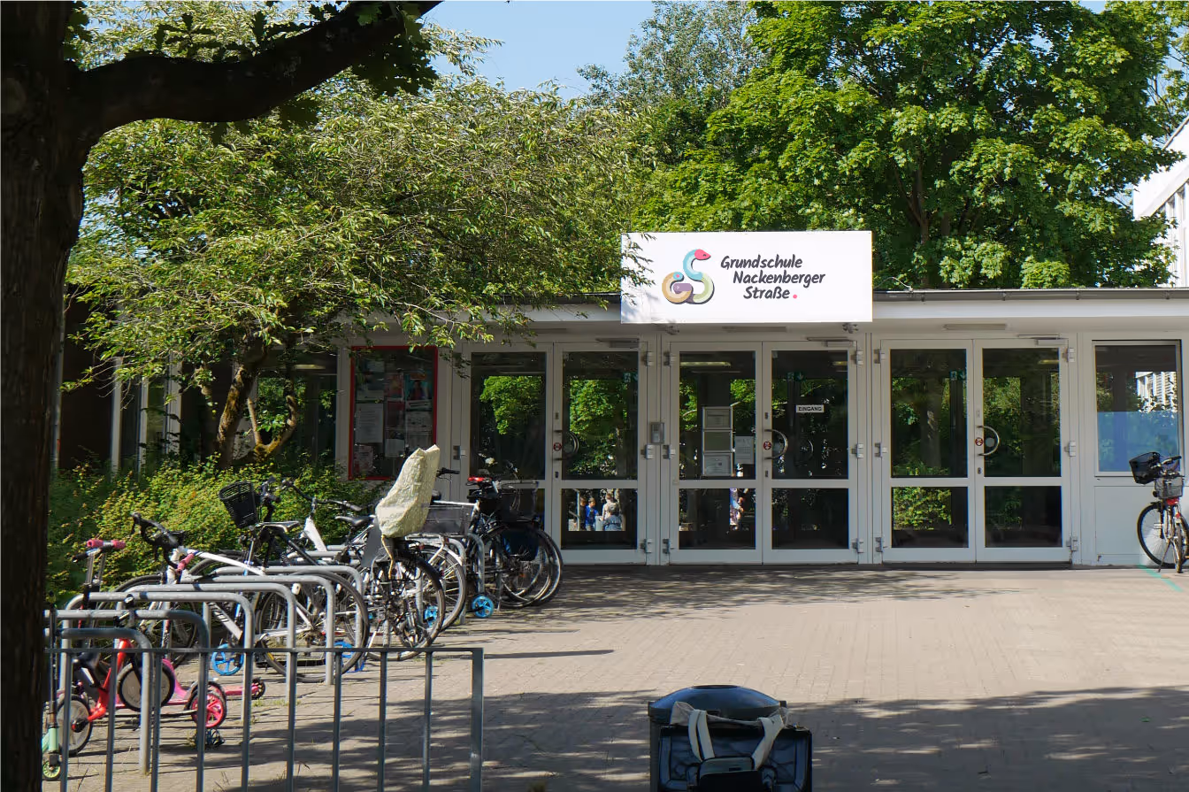 Foto vom Haupteingang der Schule