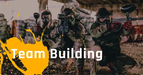 slika sa zutom mrljom , klece vojnici sa puskama i pise team building