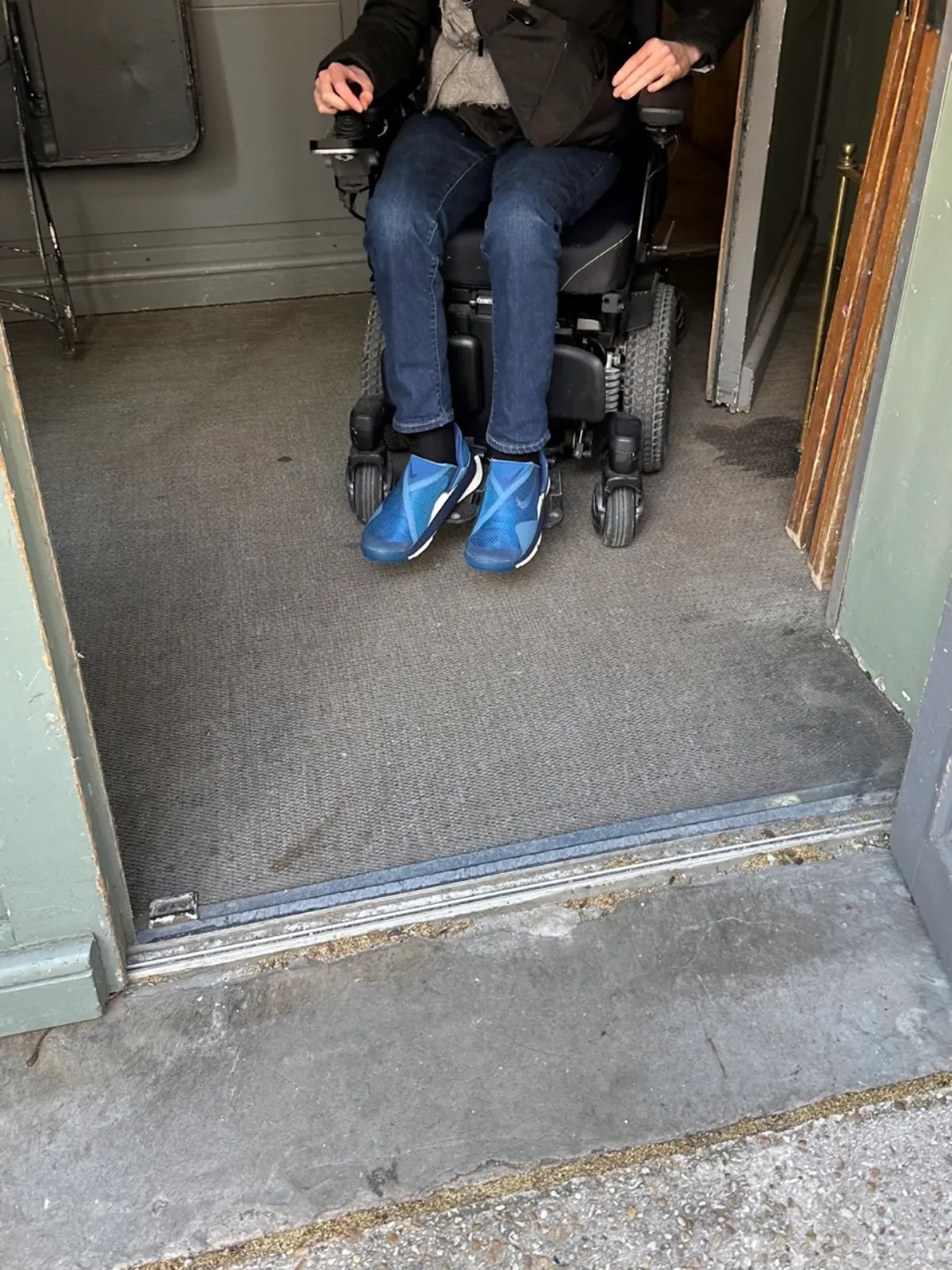 Entrance of Poinçon with two consecutive wide manual doors.