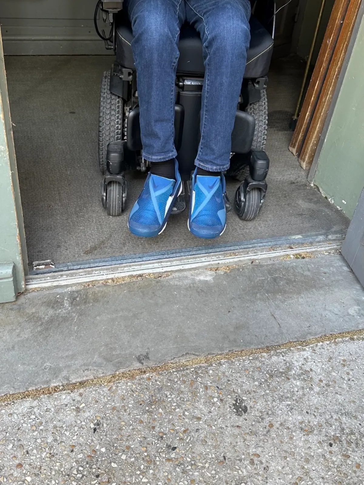 Wheelchair exiting second manual door which has a slight lip at Poinçon
