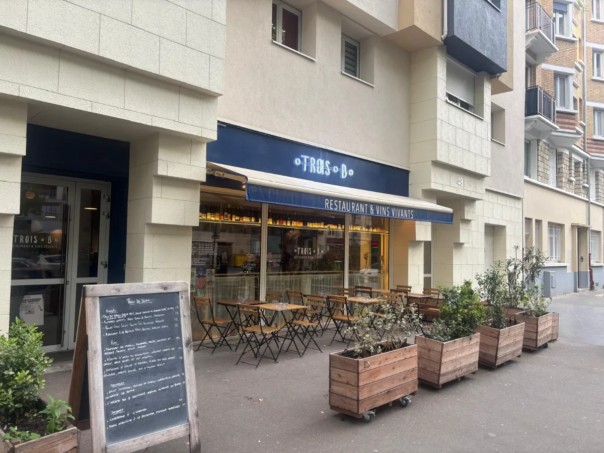 Spacious terrace on large pavement and wide manual door of Trois B restaurant
