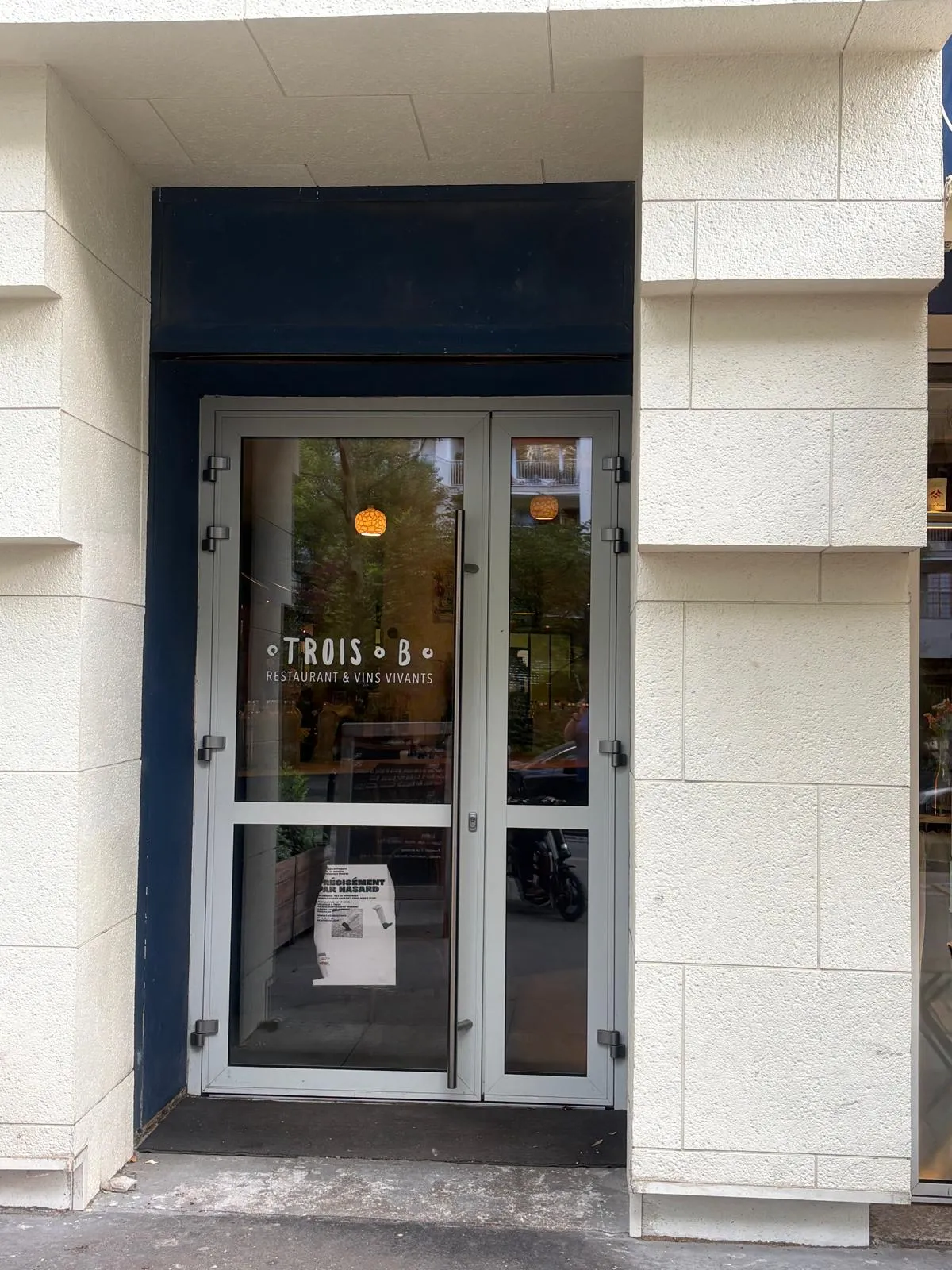 Wide flat entrance with closed manual door of Trois B
