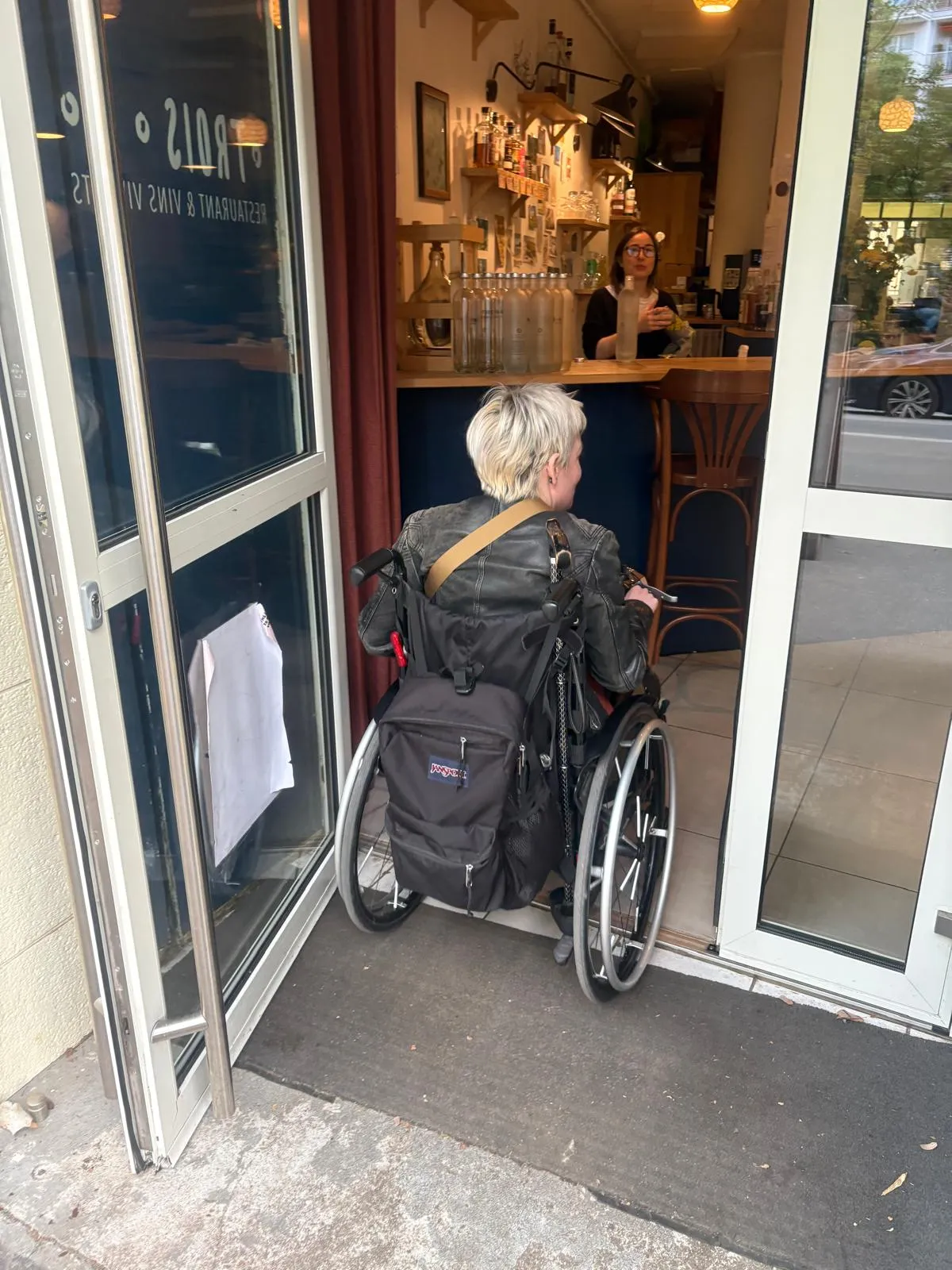 Wide flat entrance of Trois B with wheelchair entering