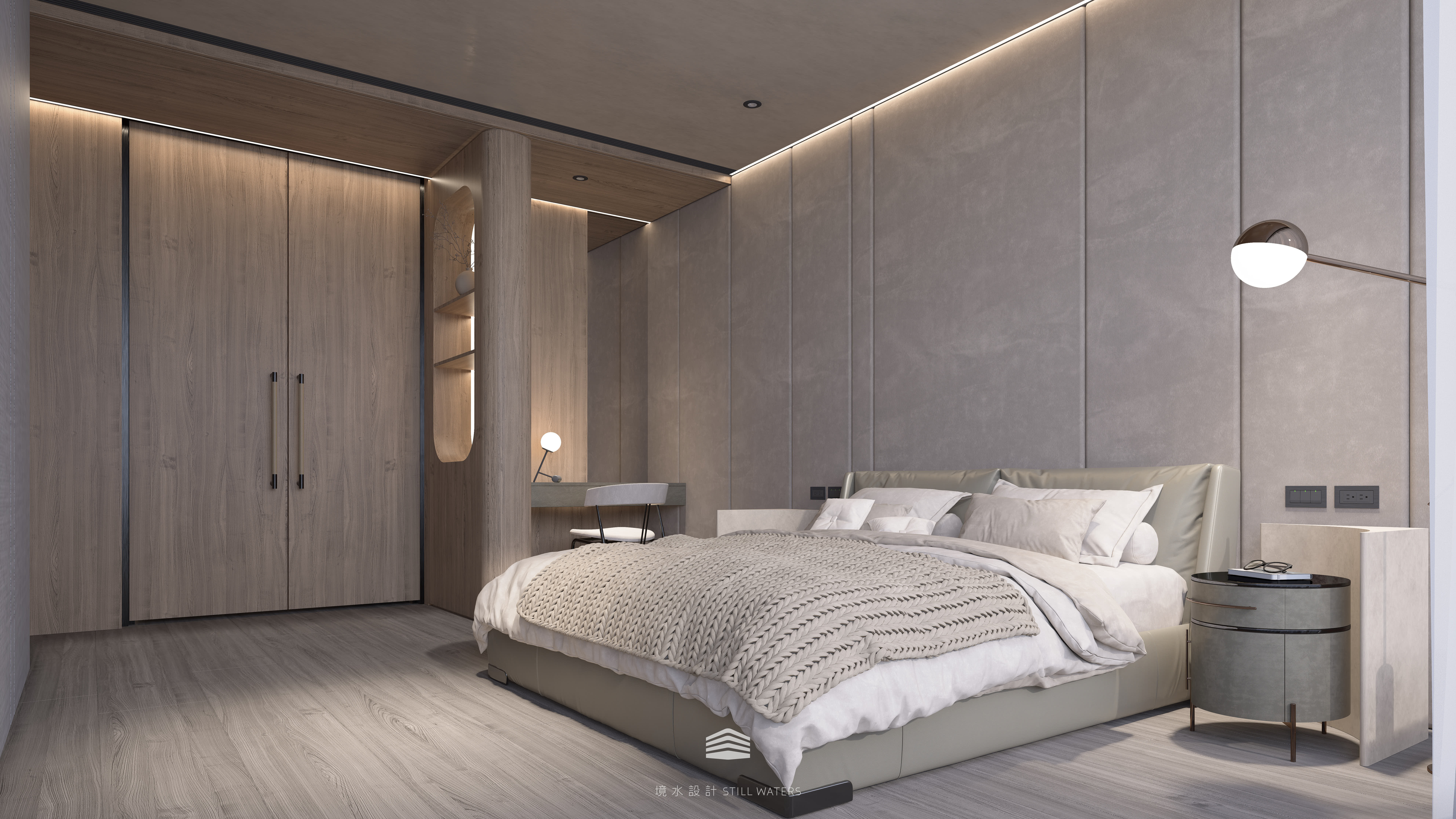 《靜映歲月》主臥以灰調布質立面與木質櫃體構築靜謐層次，床邊預留寬距通道與壁掛式照明，讓長輩夜間行走更安心。溫光勾勒安然睡眠的節奏。 The “Silent Years” master bedroom layers fabric walls and wooden cabinetry, with wide circulation around the bed and wall-mounted lighting to ensure nighttime safety, softly outlining the rh