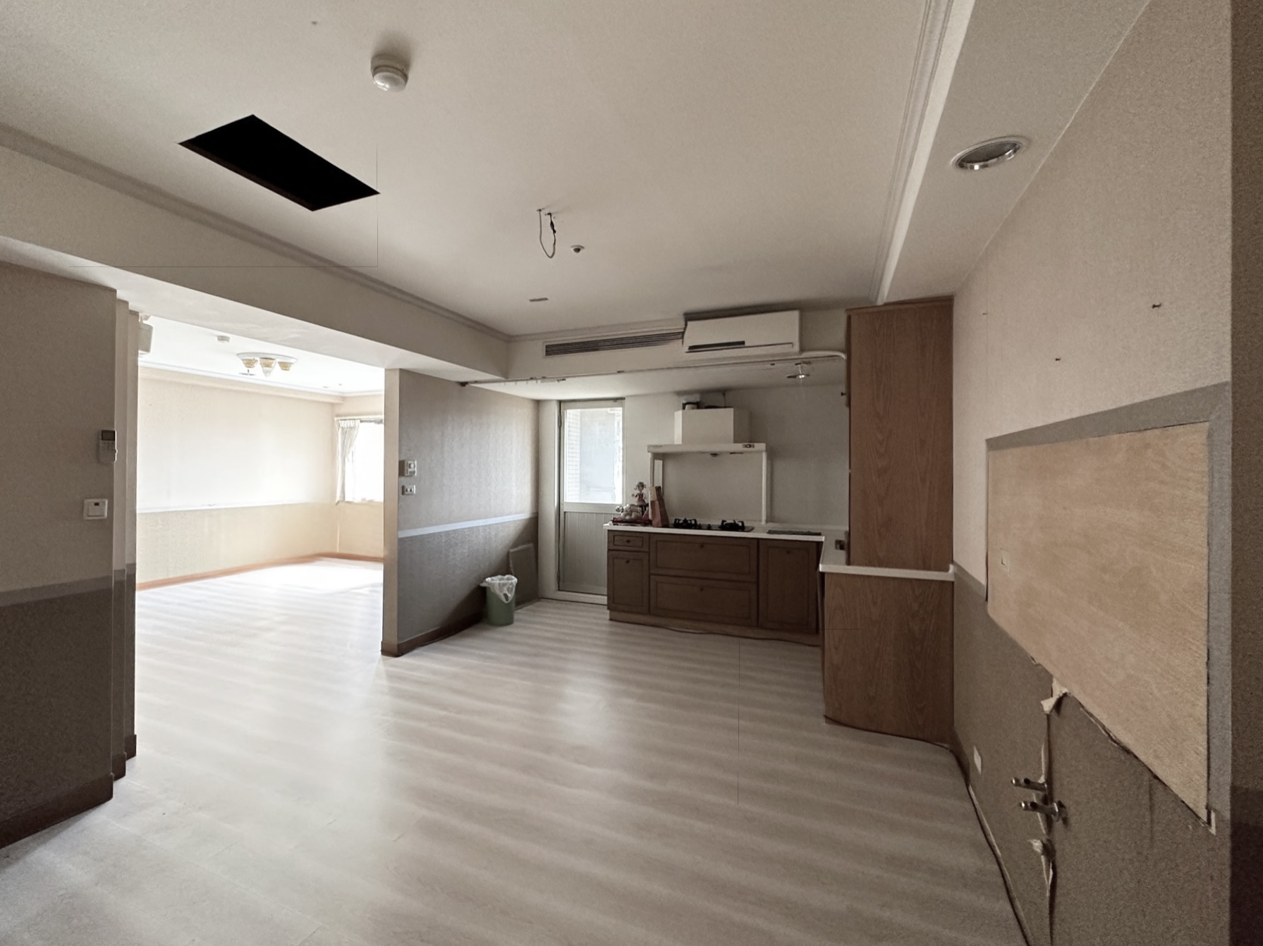 北投老屋翻新案例原始公共空間，客廳與餐廚動線混亂的住宅格局