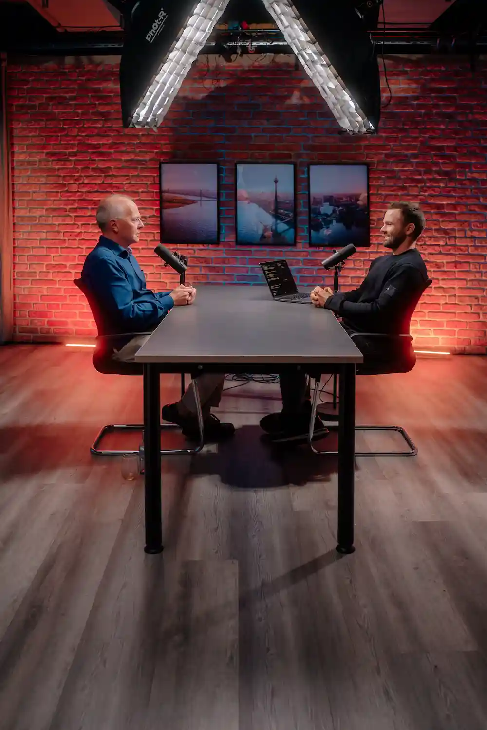 Maximilian Huttasch und ein Podcast-Gast in der Totalen