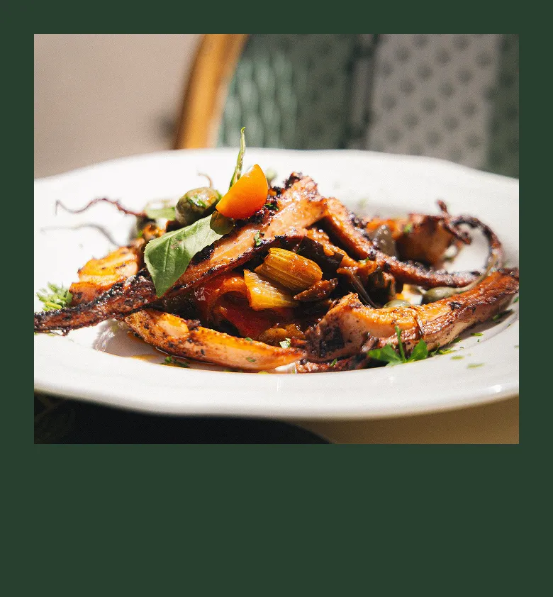 Pâtes italiennes aux fruits de mer avec poulpe grillé et herbes fraîches servies chez Tivoli