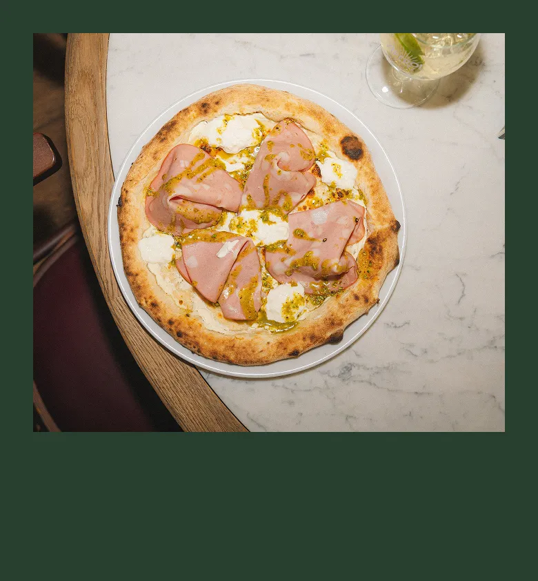 Pizza italienne à pâte fine avec prosciutto et mozzarella au restaurant Tivoli"