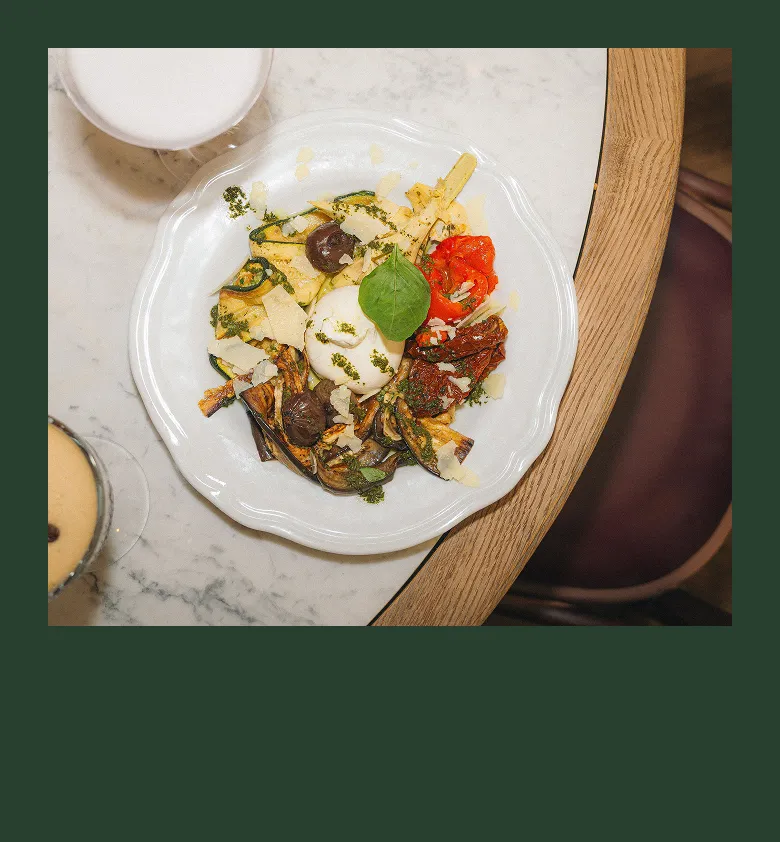 Assiette élégante d’antipasti italiens avec légumes frais et burrata