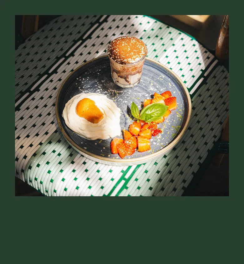 Assiette de petit-déjeuner italien avec œufs, salade fraîche et pain servie chez Tivoli