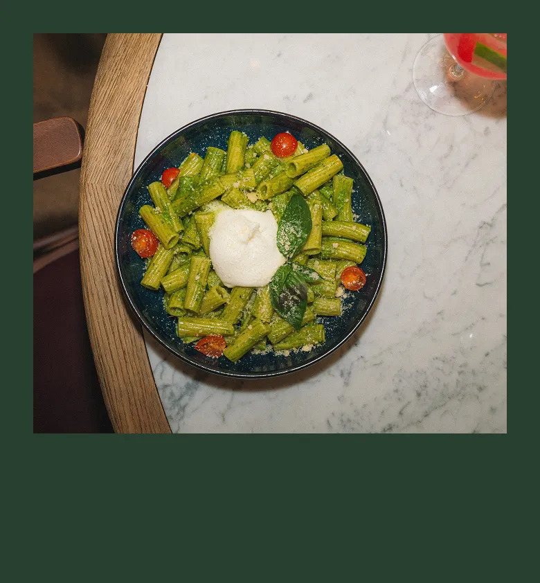 Salade verte gourmande avec avocat, tomates et feta servie chez Tivoli