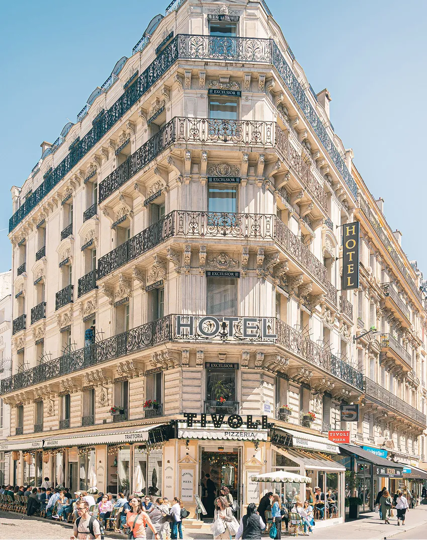 Façade du restaurant italien Tivoli dans le centre de Paris, bâtiment haussmannien classique