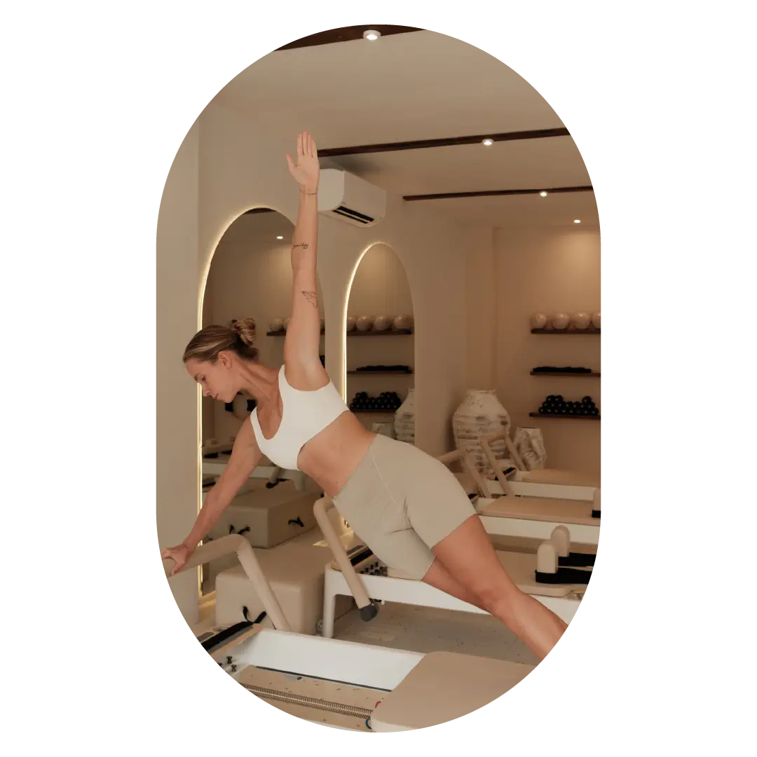 Női alak pilates gyakorlatot végez.