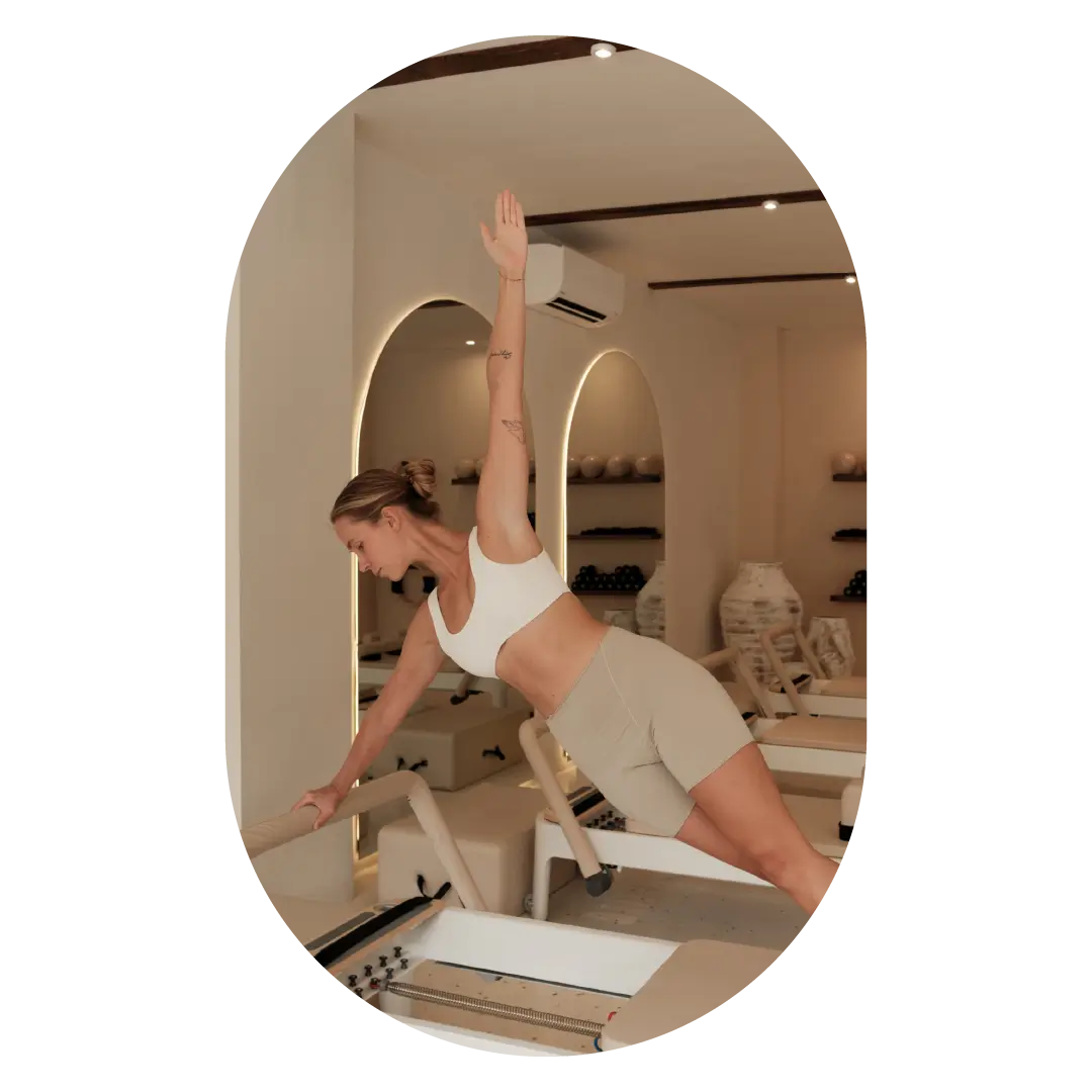 Női alak reformer pilates gépen edz.