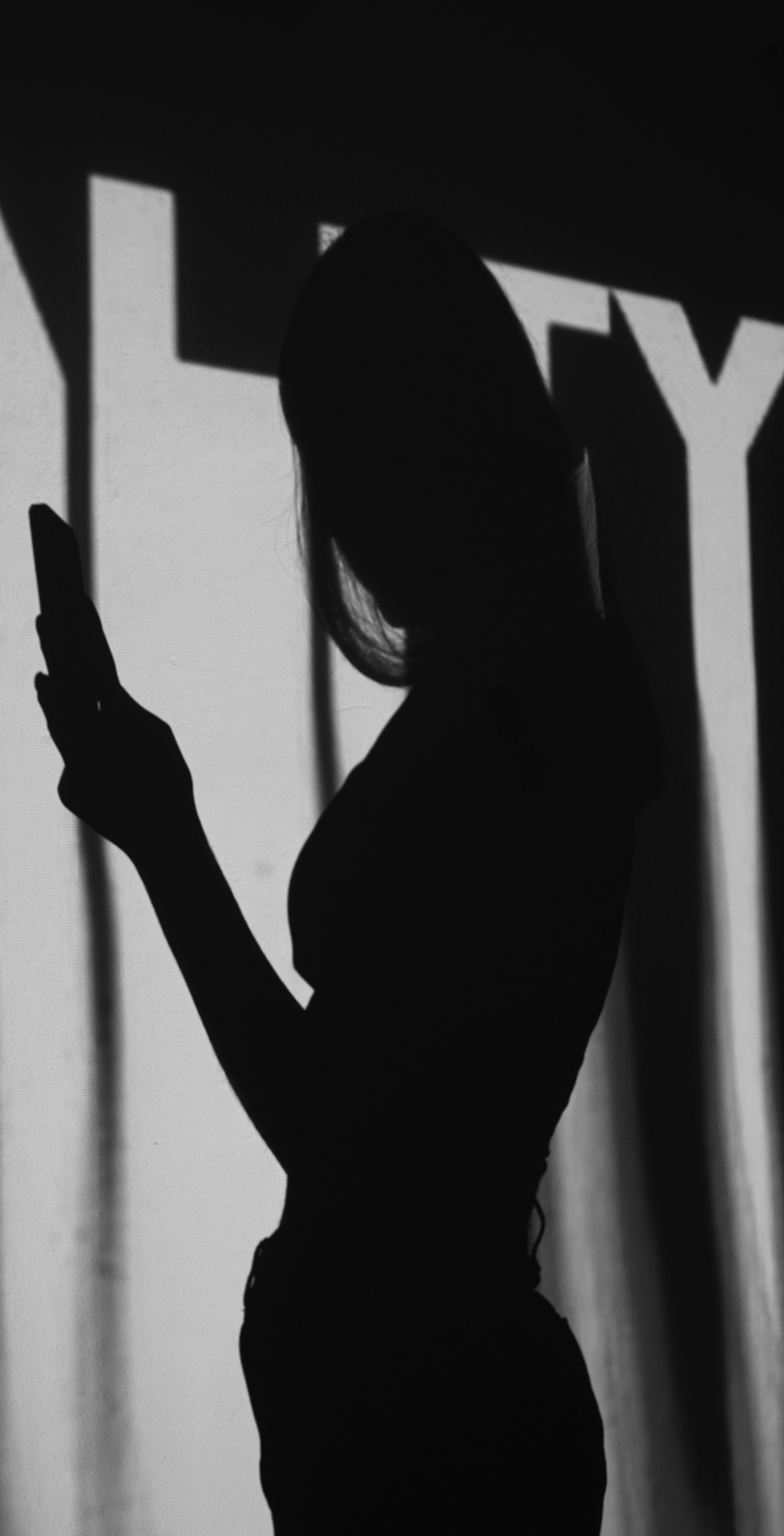 Cintia Nardella shadow woman with mobile