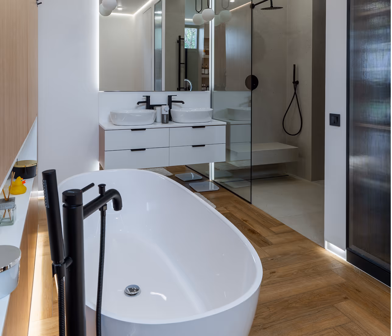 Сучасна ванна кімната з окремою ванною, душовою кабіною та подвійною раковиною.