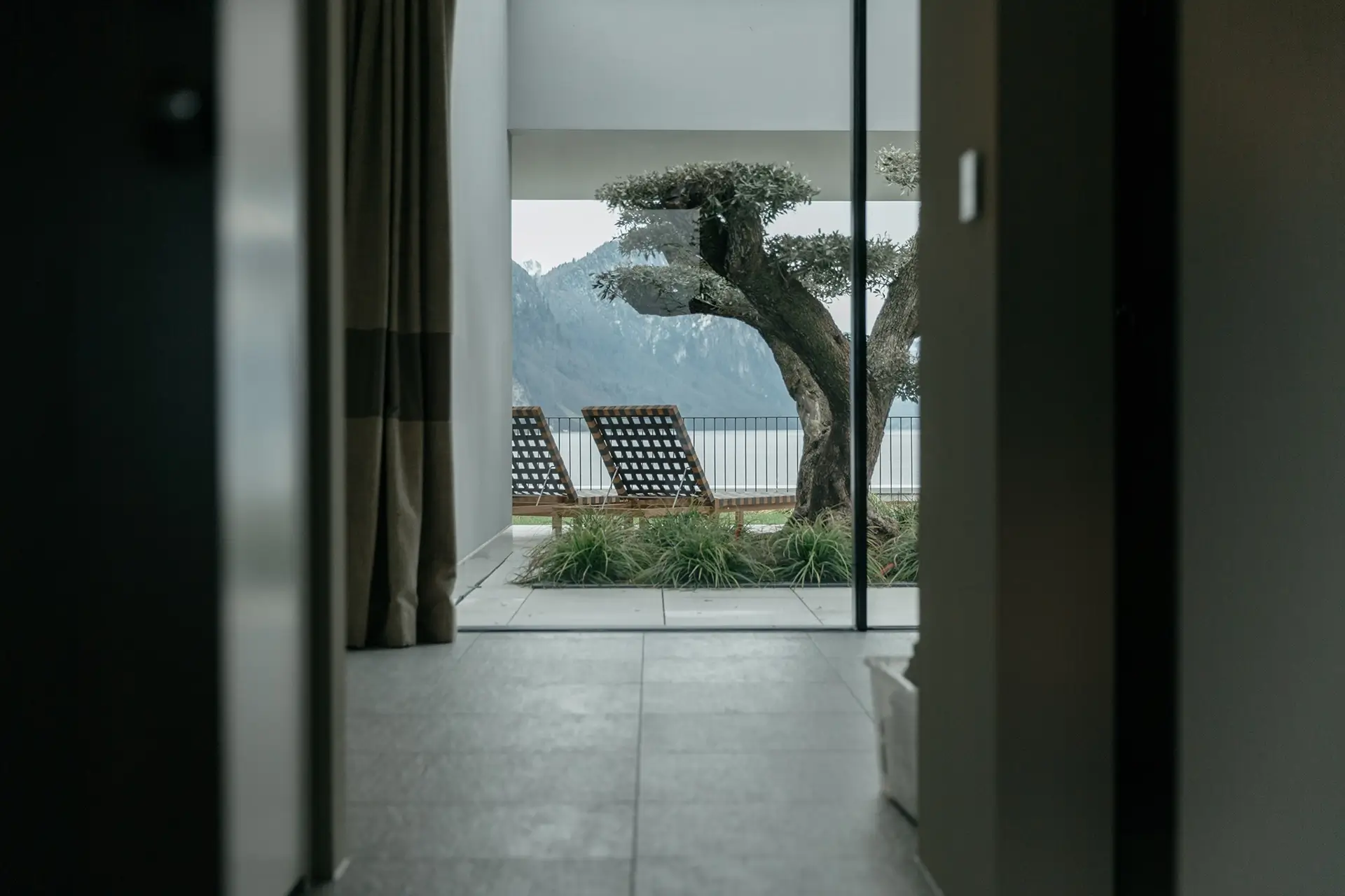 Blick durchs Fenster nach draussen.