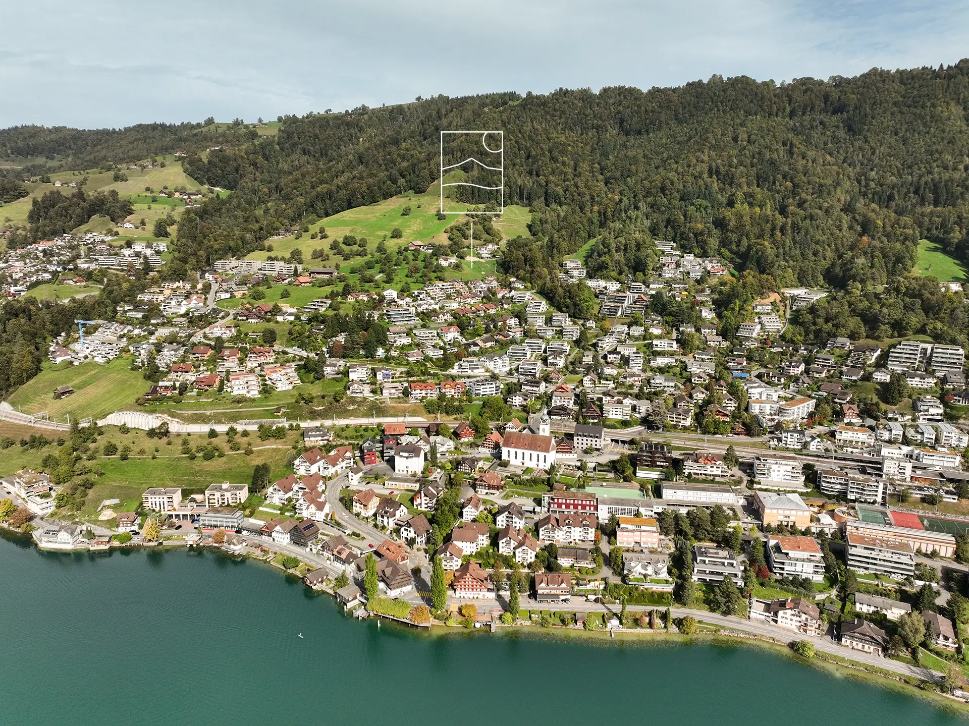 Drohnenfoto von Walchwil mit Markierung wo Ochsenrüti liegt.