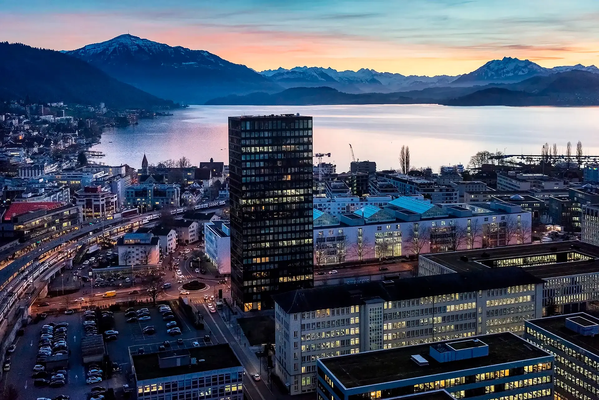 Stimmungsvolles Bild von Zug mit den Bergen im Hintergrund.