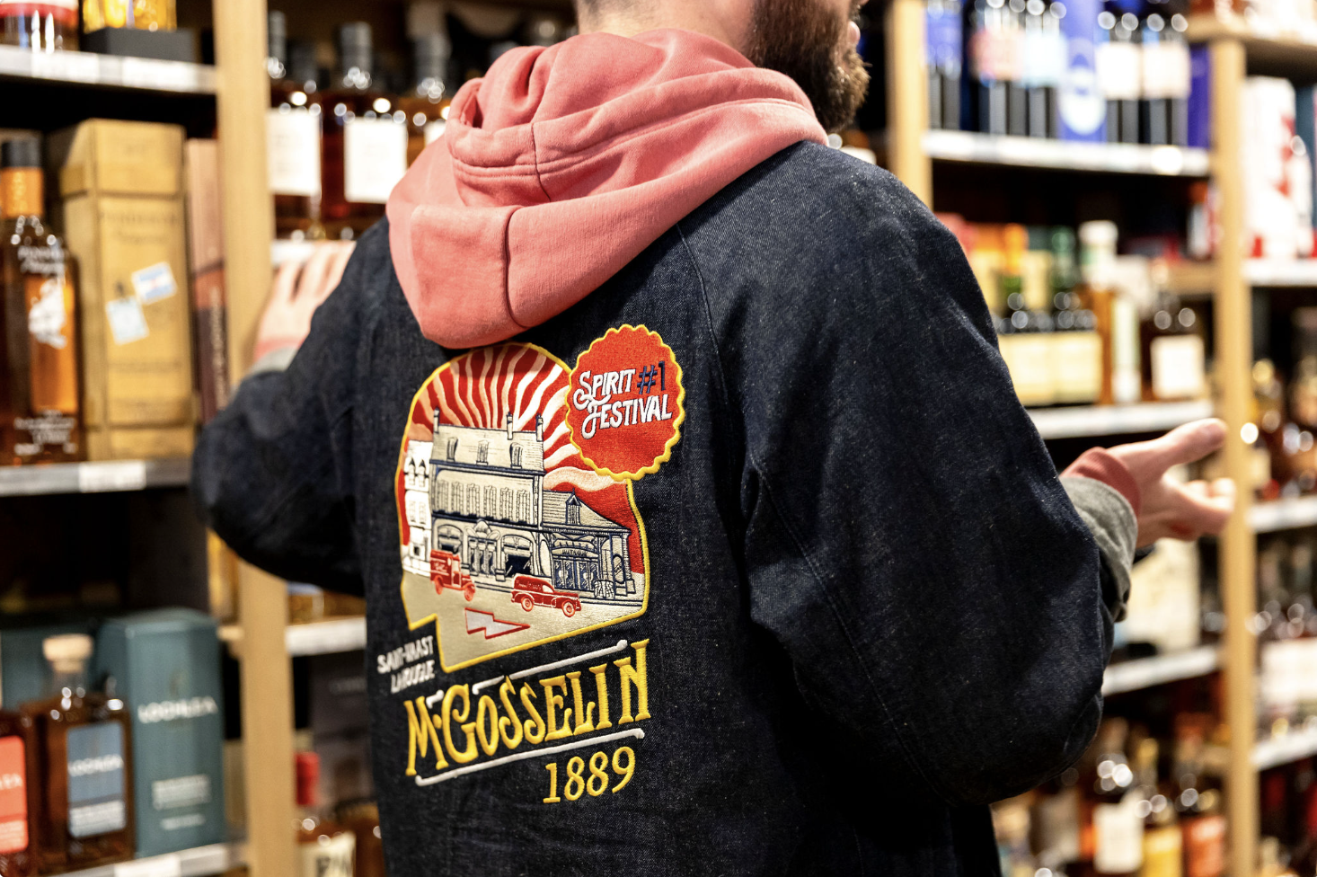 Image d'un homme de dos qui porte la veste du festival édition 1
