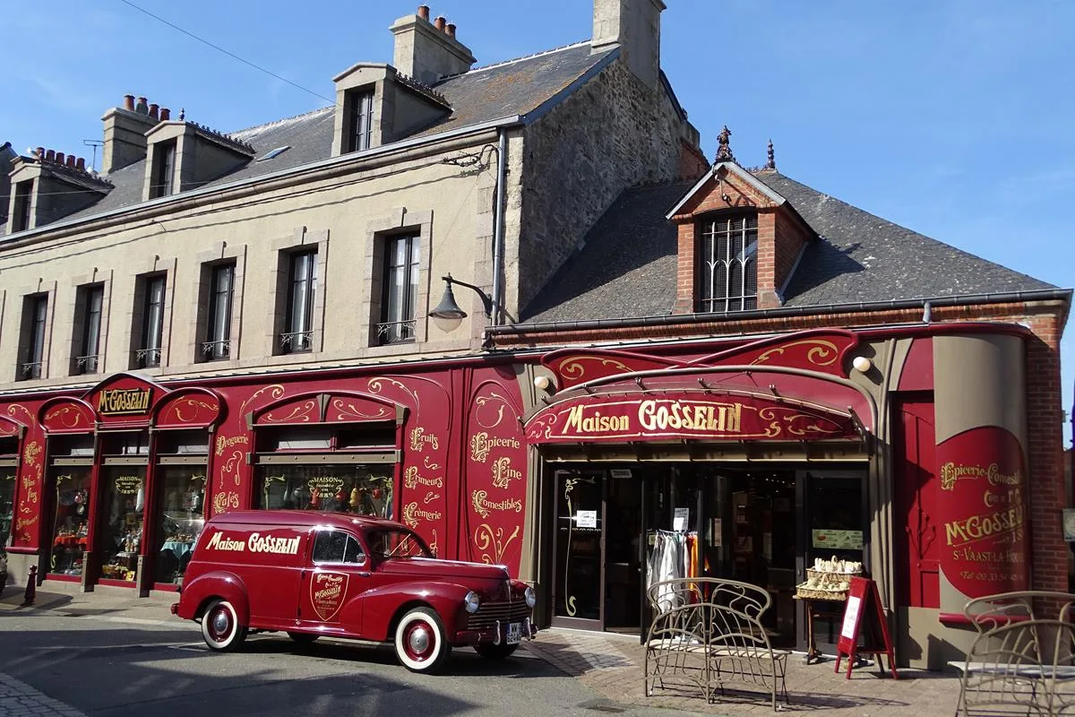 Image de la facade de maison gosselin avec sa voiture un jour ensoleillé  