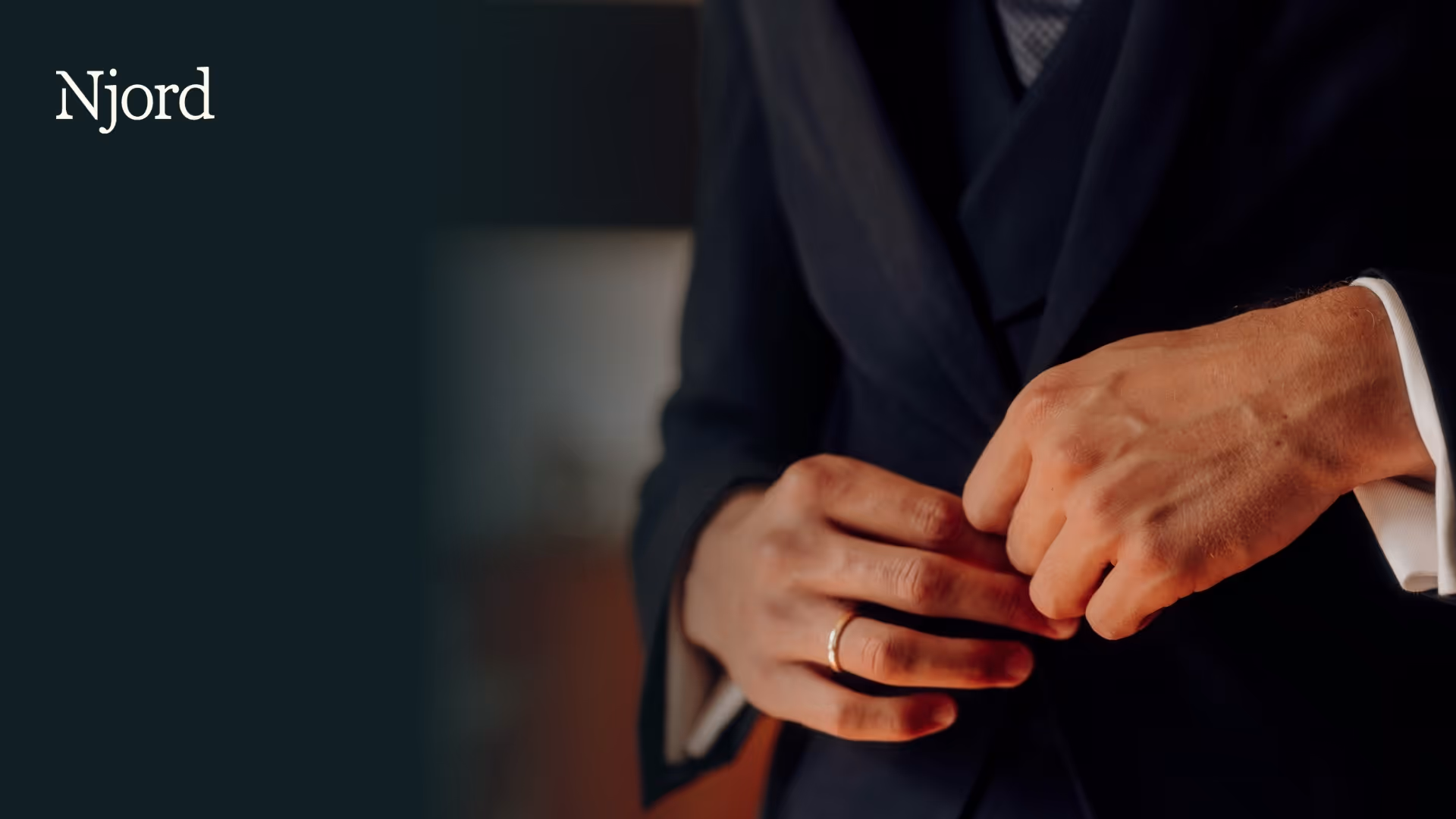 En investor sitter og gjennomgår sine investeringer