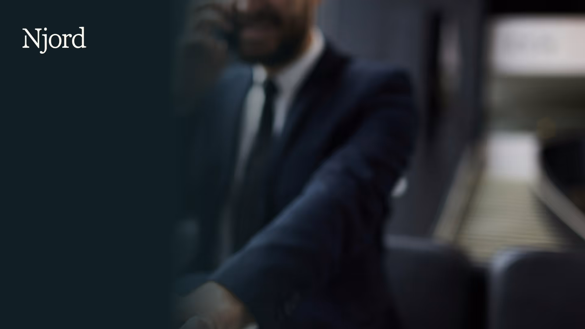 En investor sitter og gjennomgår sine investeringer