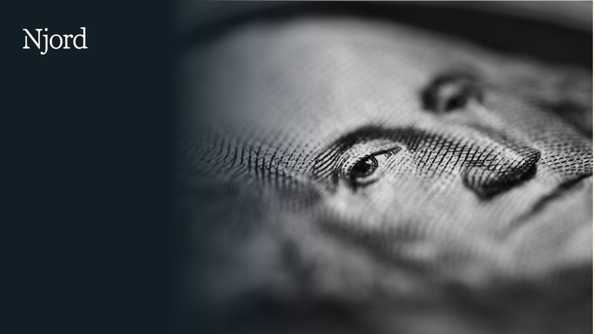 En investor sitter og gjennomgår sine investeringer