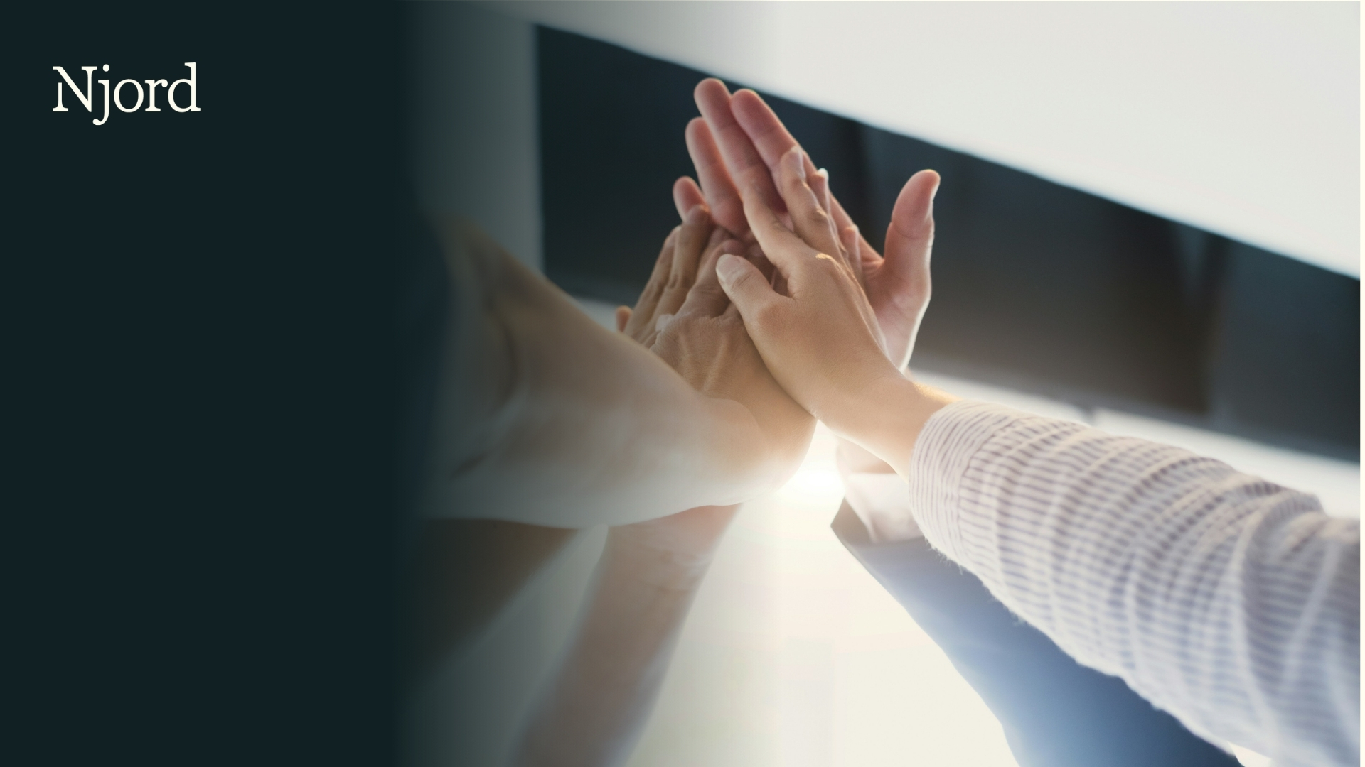 En investor sitter og gjennomgår sine investeringer