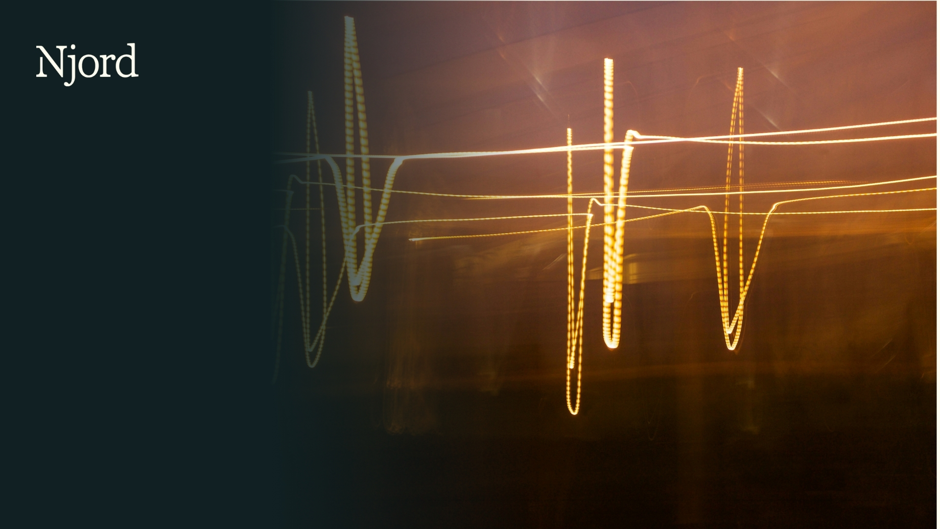 En investor sitter og gjennomgår sine investeringer