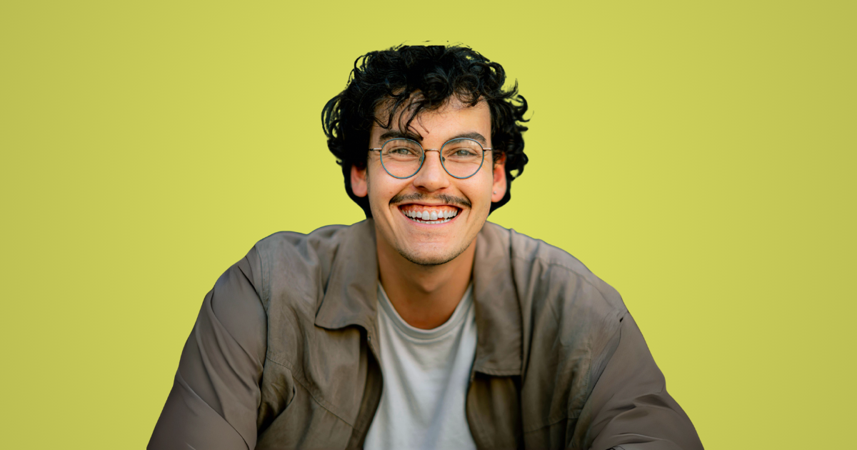 Homme souriant face caméra.
