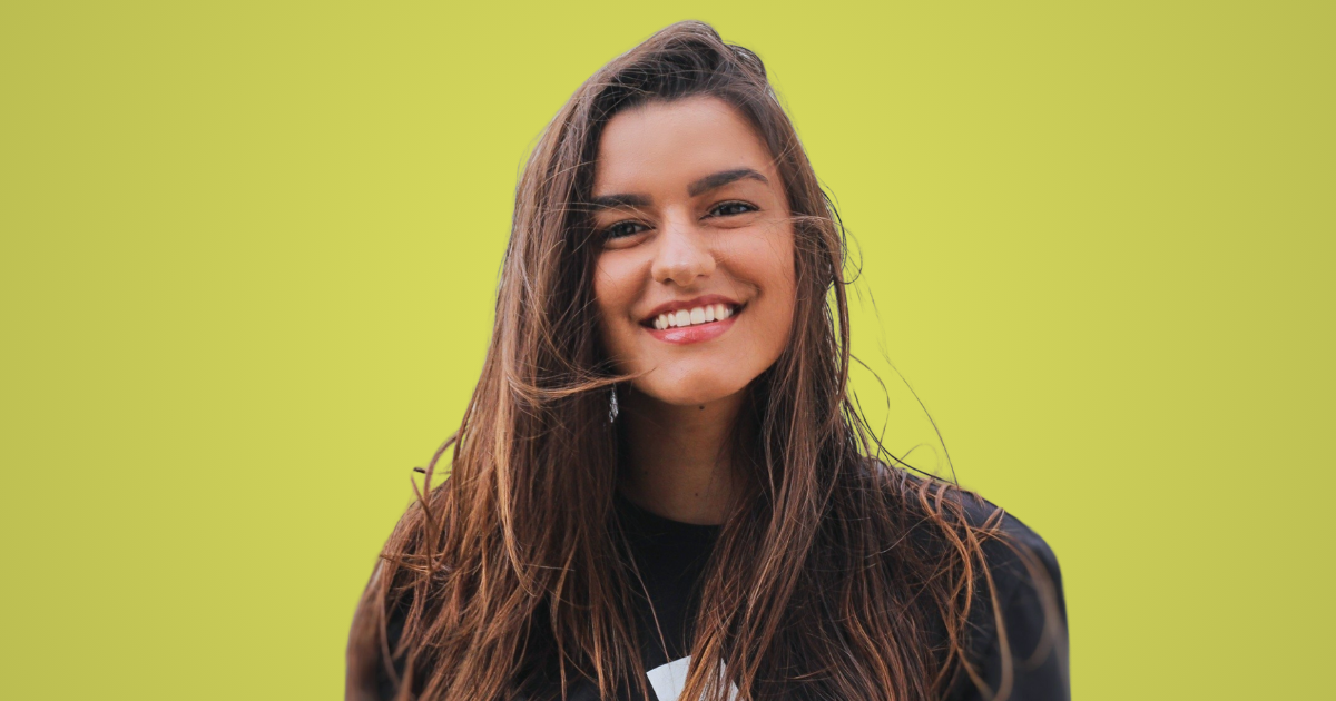 une jeune femme aux cheveux long