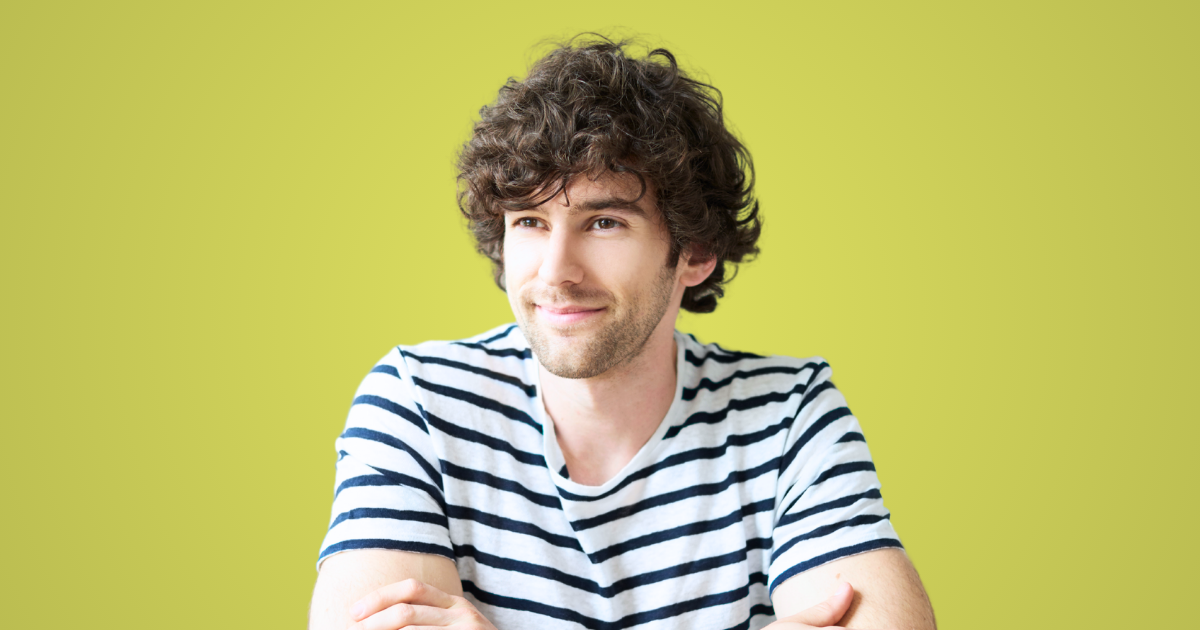 Un homme souriant en tee-shirt 