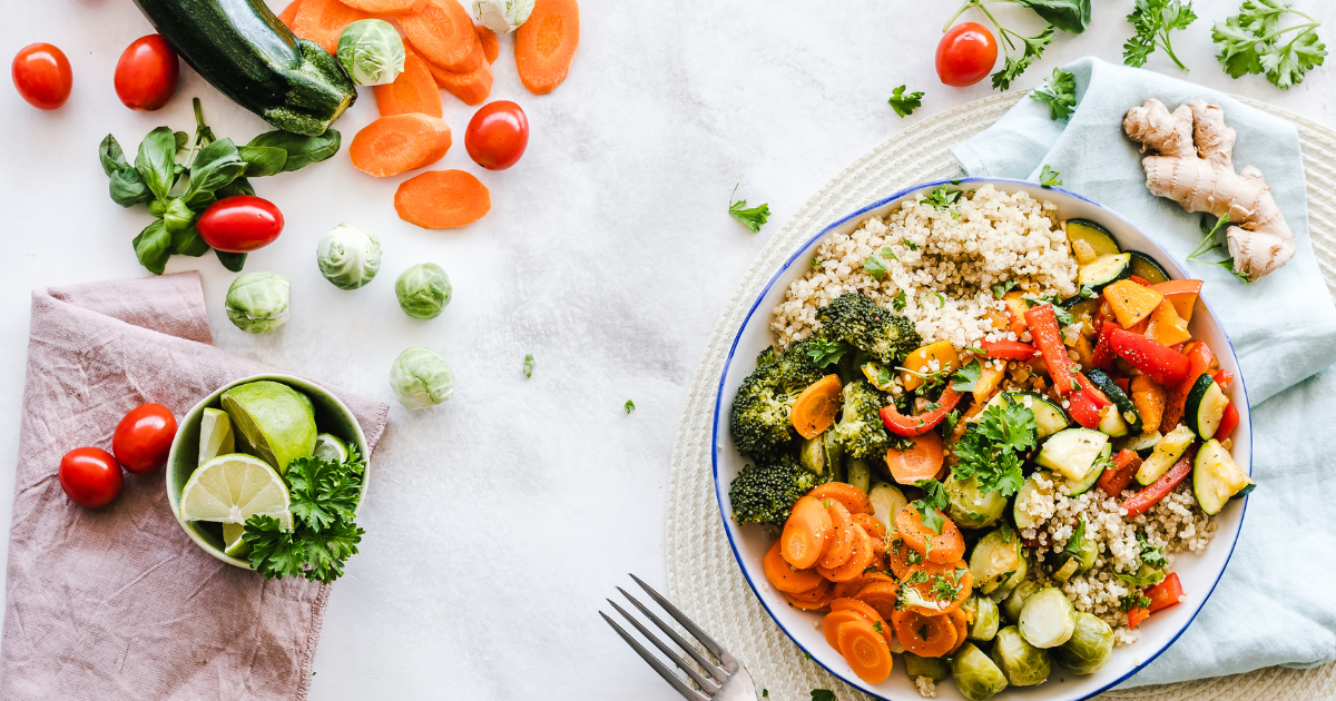 Salade colorée au quinoa et légumes frais, vue du dessus.