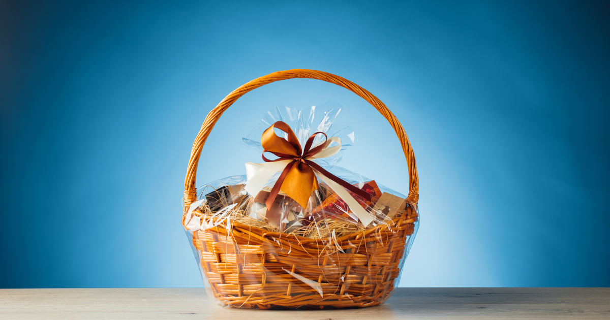 Panier garni emballé avec un ruban, prêt à offrir pour la Fête des Pères.