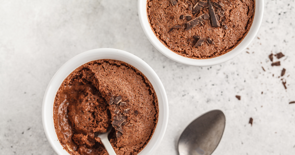 Image de mousse au chocolat maison dans un pot blanc 