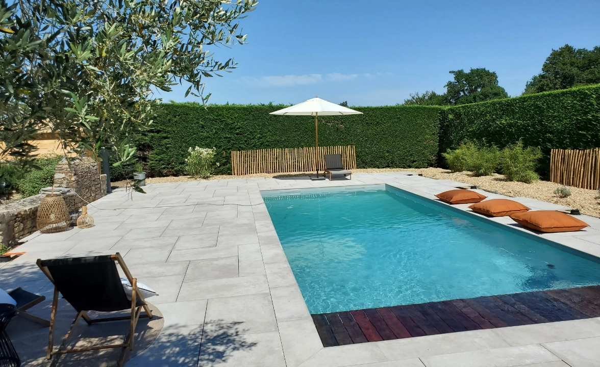 Construire une piscine : un investissement qui valorise votre bien immobilier