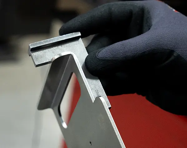 CNC-Abkantpresse beim Kanten eines Blechs