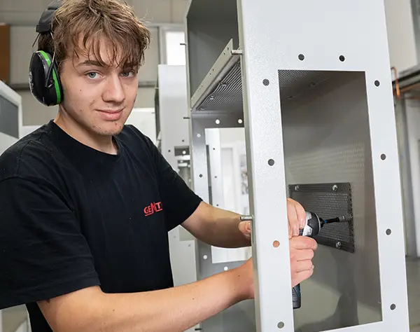 Mitarbeiter montiert eine Baugruppe