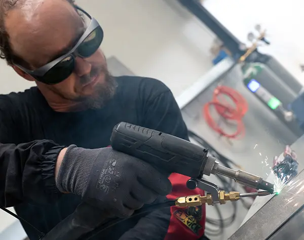 Schweißer bei der Arbeit an einer Baugruppe