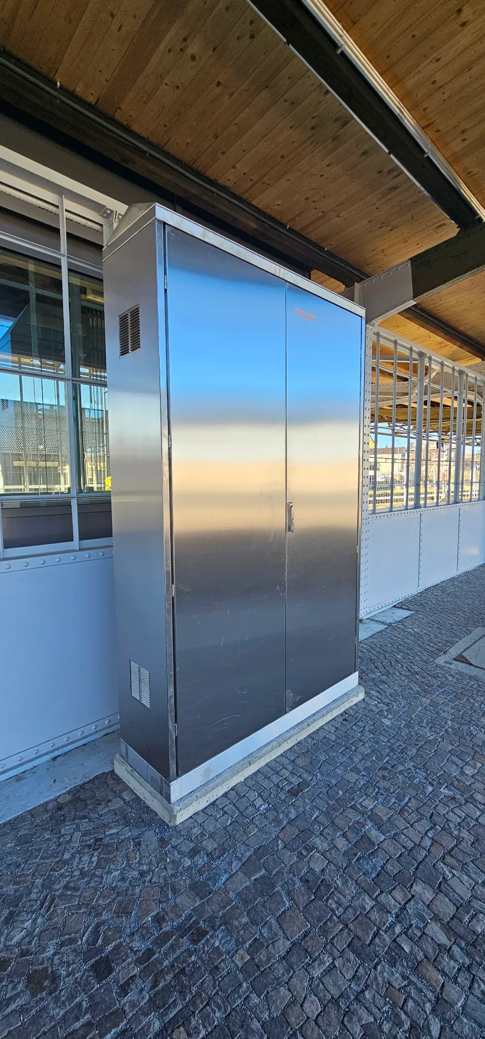 Edelstahl-Schrankanlage für die Deutsche Bahn